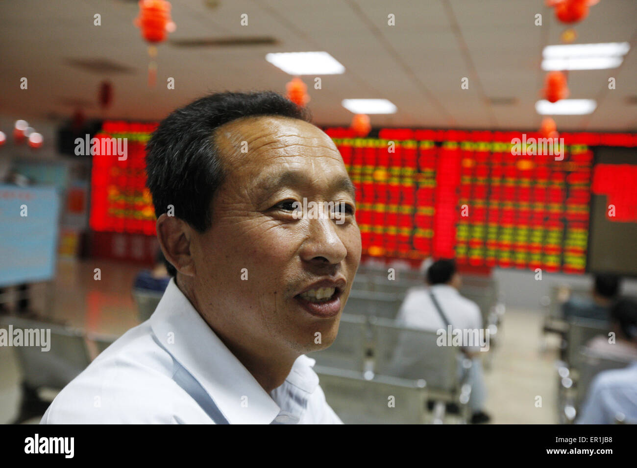 Un investisseur montres l'éclectique à une bourse en Huaibei , la province de l'Anhui, Chine le 25 mai 2015.Le Shanghai et Shenzhen, les marchés boursiers a atteint de nouveaux sommets historiques sur le lundi comme bull run en Chine n'a montré aucun signe de relâchement.le Shanghai Composite Index fermé 3,35  % à 4 813,80 le lundi, un nouveau record, tandis que le Shanghai Composite a également atteint un niveau historique lorsqu'il fermé 1,61  % à 2 785,07, après avoir chuté en matinée le commerce. Banque D'Images