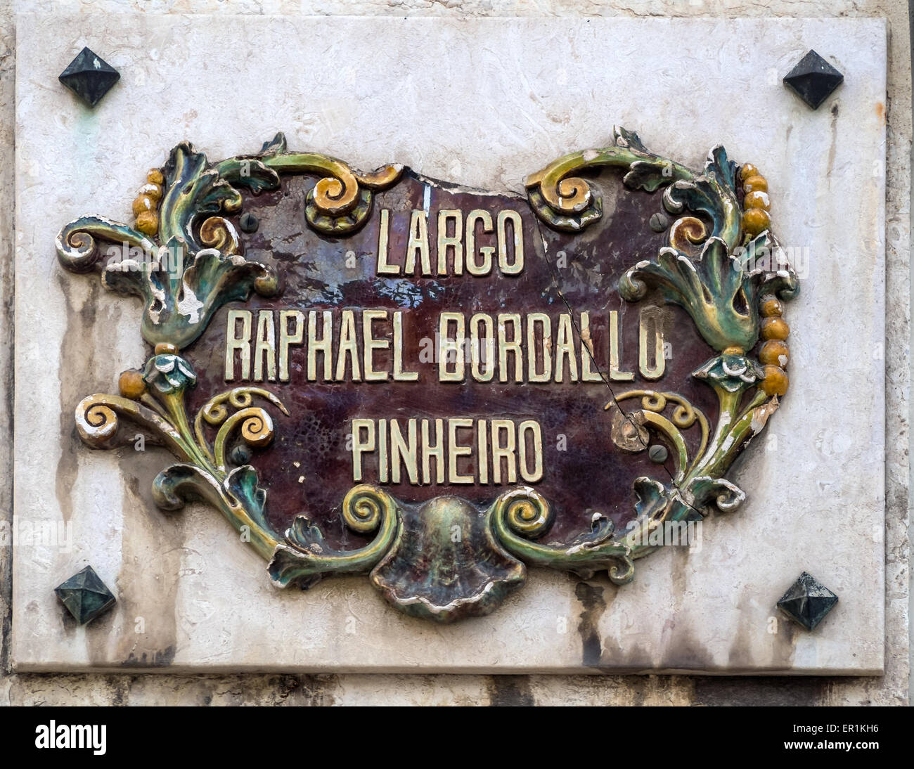 LISBONNE, PORTUGAL - 05 MARS 2015 : panneau de rue très orné pour Largo Raphael Bordallo Pinheiro Banque D'Images
