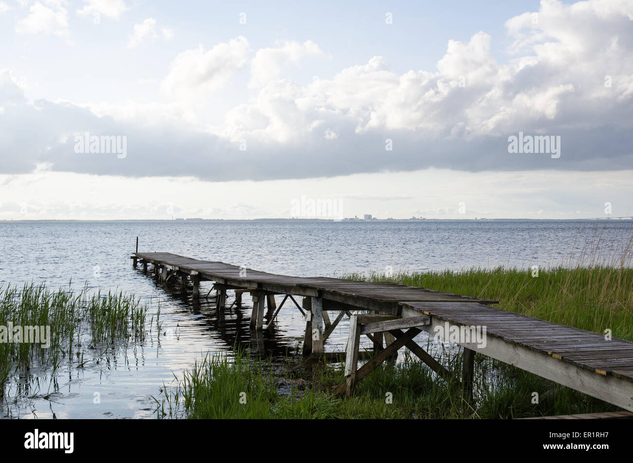 Ancienne jetée en bois par la côte de l'île suédoise de la mer Baltique Oland Banque D'Images
