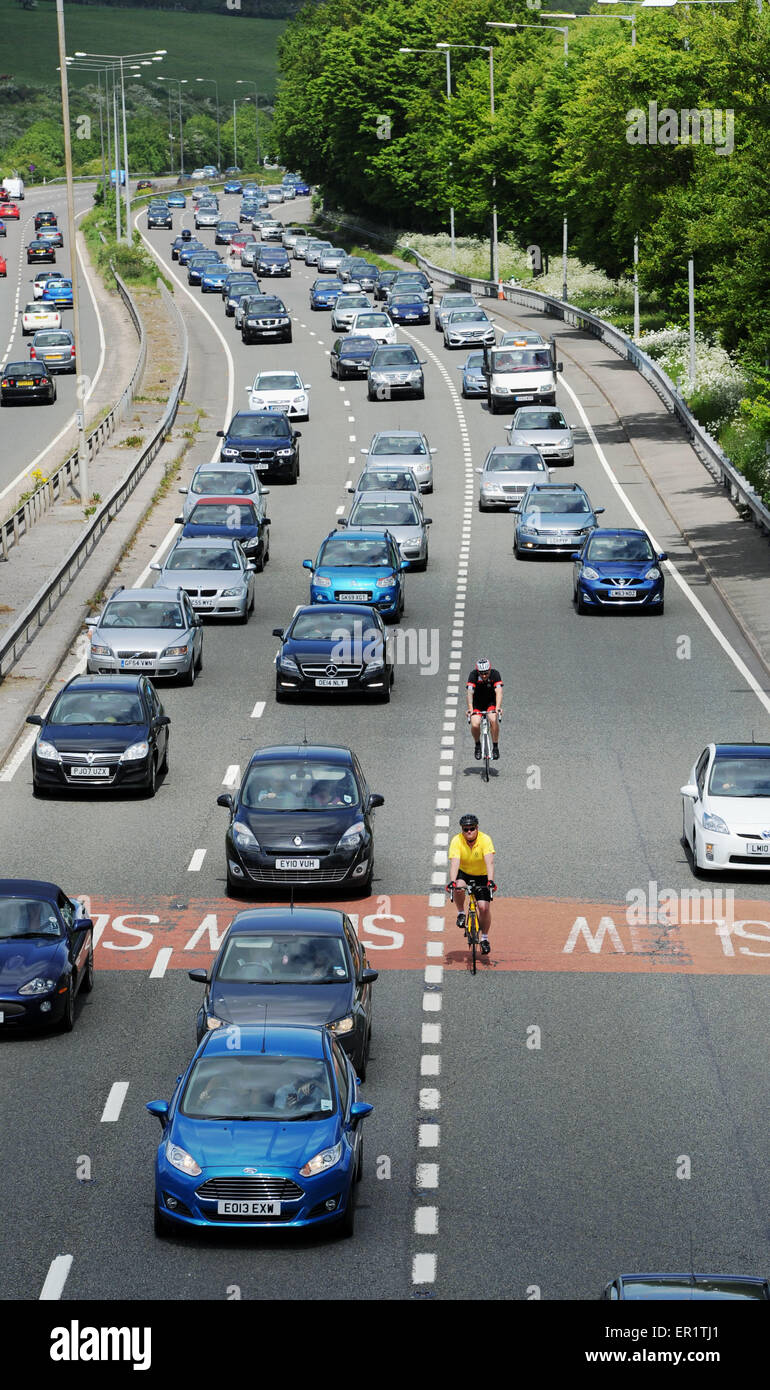 Brighton UK 25 mai 2015 - Une paire de cyclistes battre la congestion du trafic lourd à l'approche de Brighton sur l'A23 en tant que chef des milliers de visiteurs pour la côte ce jour férié lundi avec de bonnes prévisions météo pour le jour Crédit : Simon Dack/Alamy Live News Banque D'Images