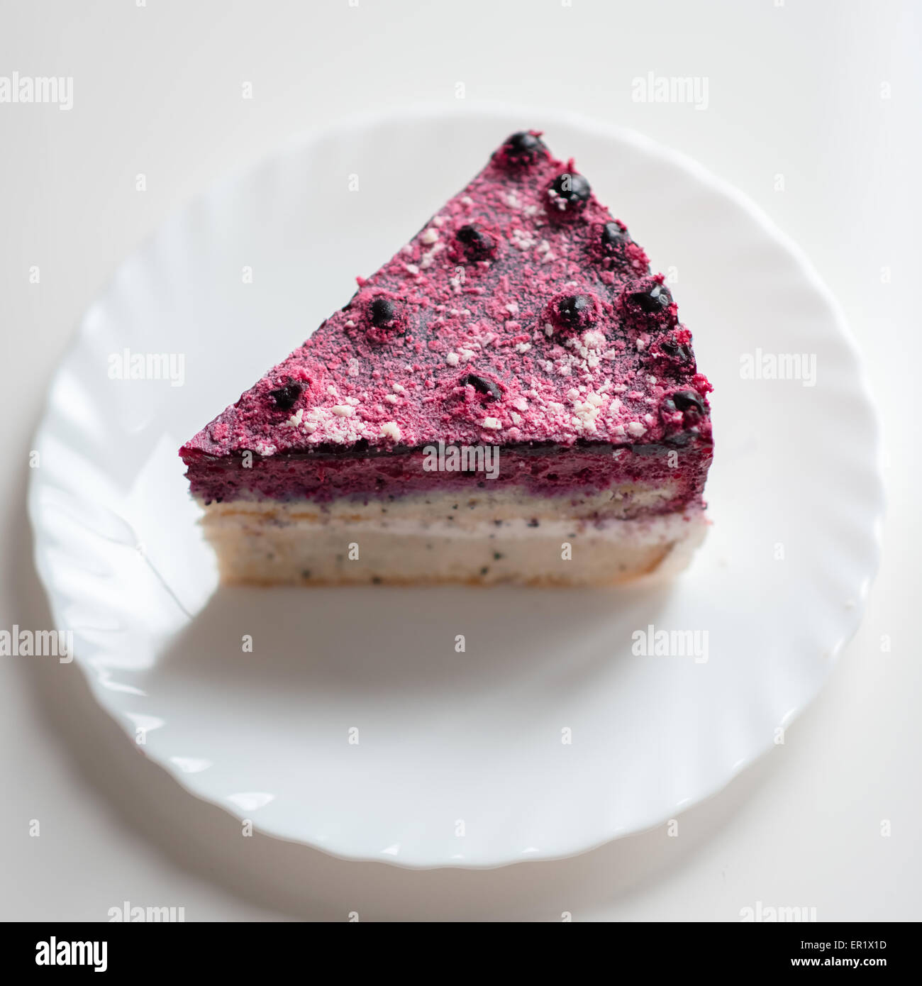 Gateau Fait Maison Avec Des Produits Frais De Cassis De Chocolat Blanc Et Fromage Cottage Photo Stock Alamy