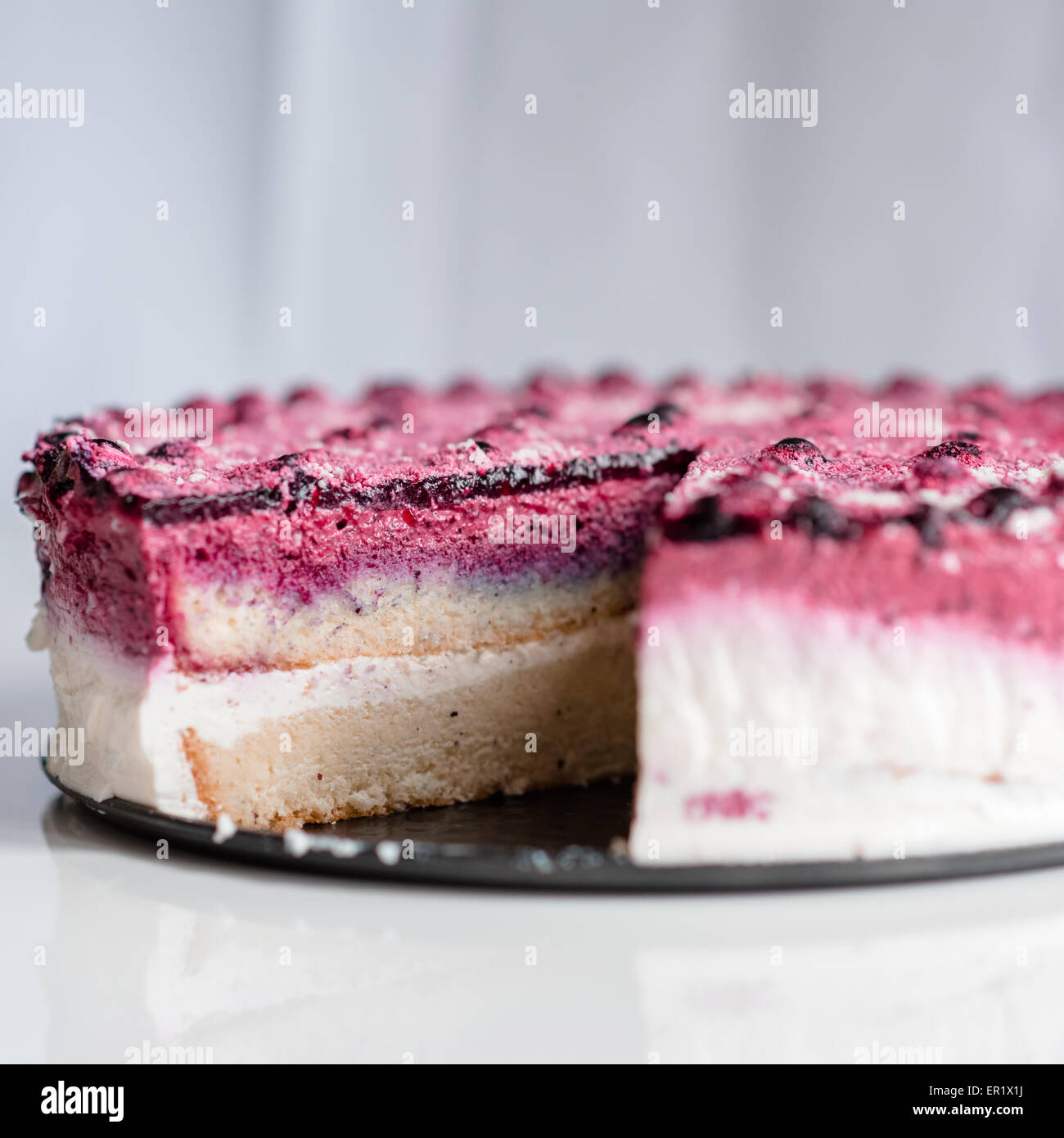 Gateau Fait Maison Avec Des Produits Frais De Cassis De Chocolat Blanc Et Fromage Cottage Photo Stock Alamy Gateau Fait Maison Avec Des Produits Frais De Cassis De Chocolat Blanc Et Fromage Cottage Photo Stock Alamy