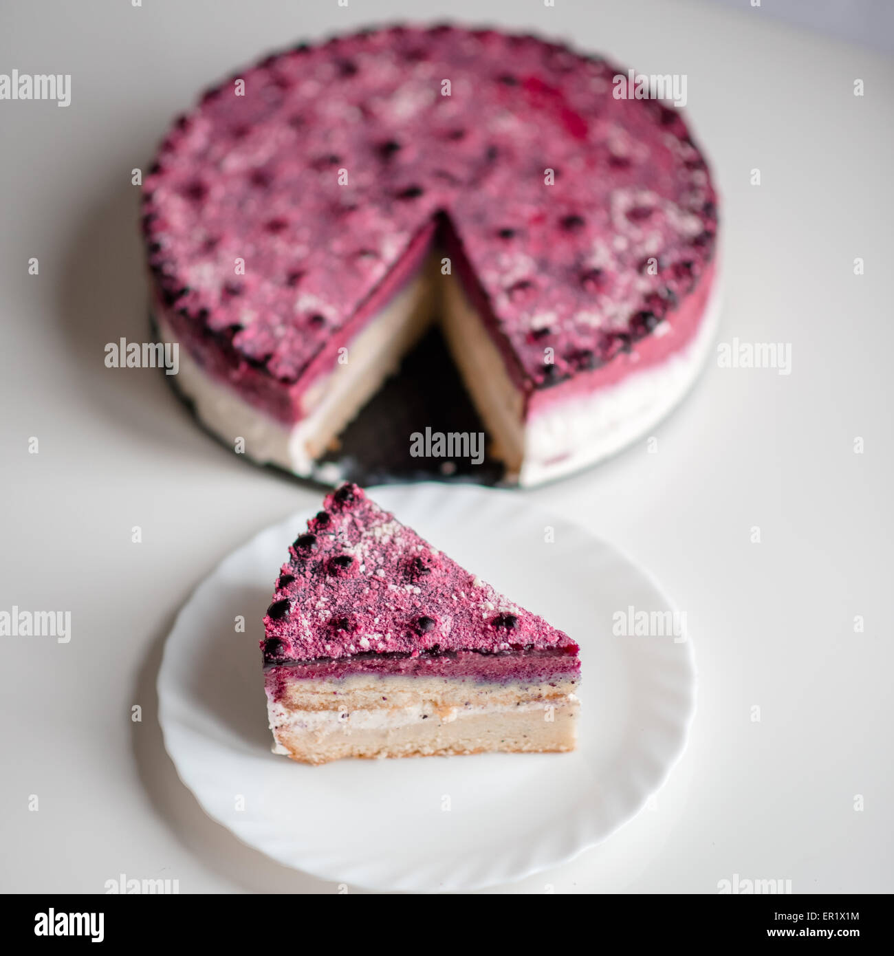 Gateau Fait Maison Avec Des Produits Frais De Cassis De Chocolat Blanc Et Fromage Cottage Photo Stock Alamy Gateau Fait Maison Avec Des Produits Frais De Cassis De Chocolat Blanc Et Fromage Cottage Photo Stock Alamy
