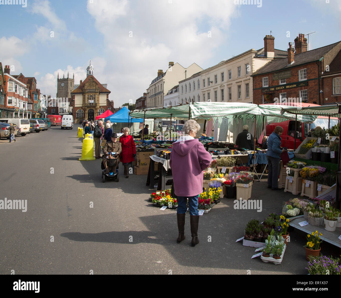 Les étals de marché dans la grande rue, Marlborough, Wiltshire, England, UK Banque D'Images