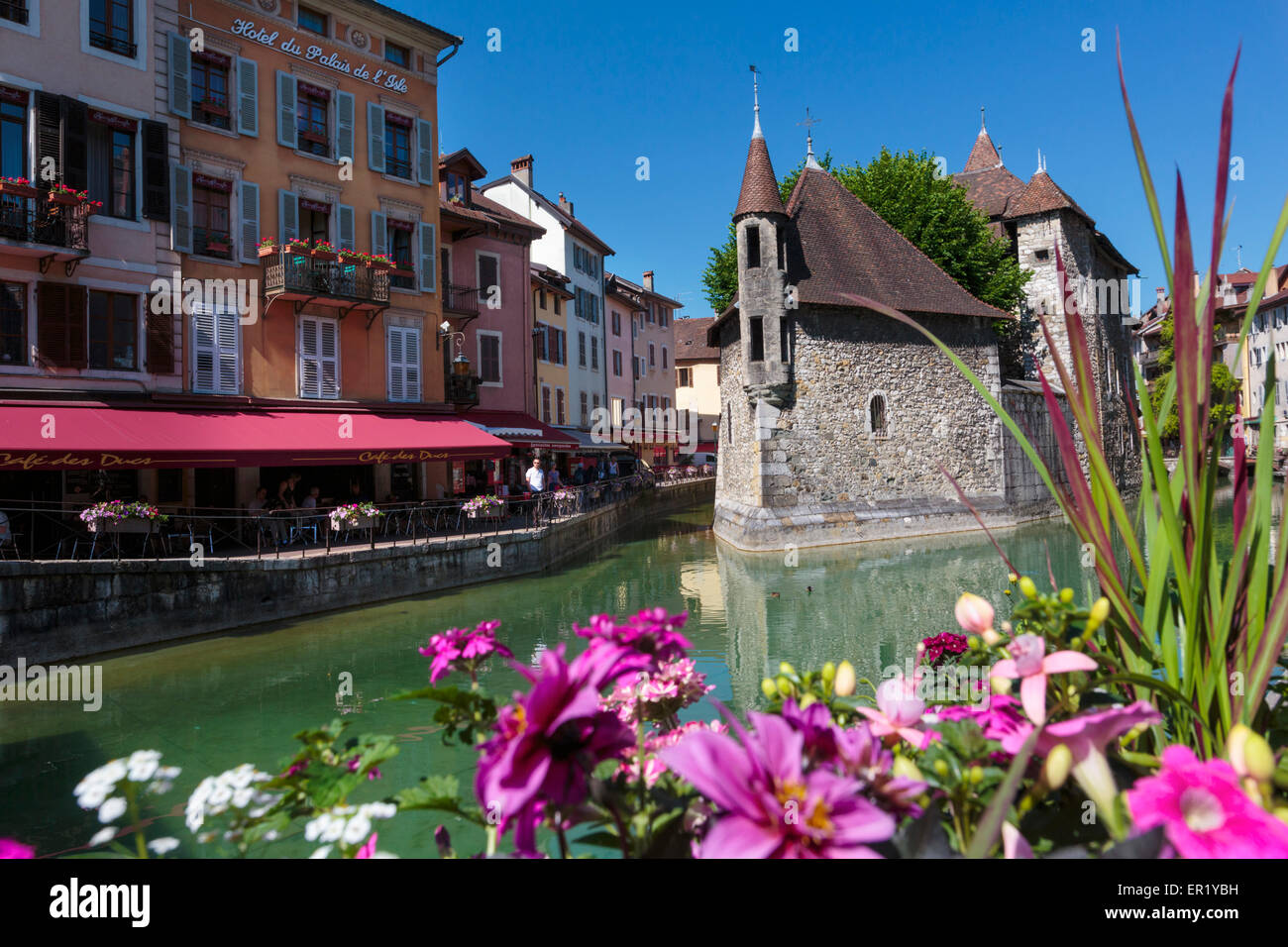 Annecy, Haute-Savoie, Rhône-Alpes, France. Palais de l'Isle au milieu de la rivière Thiou. Banque D'Images