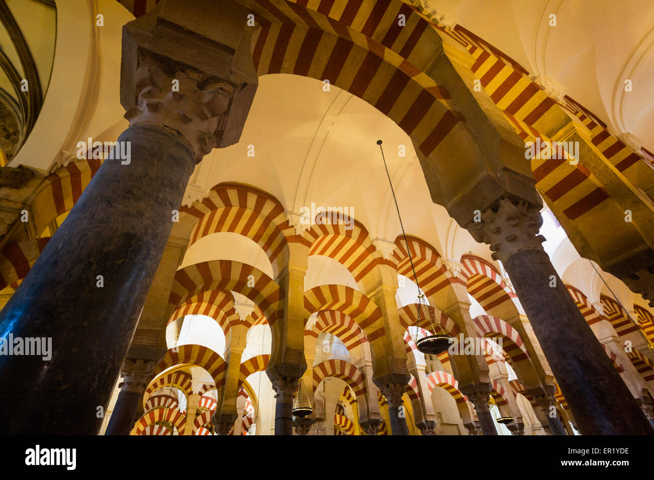 Cordoba, Cordoue, Andalousie, province du sud de l'Espagne. L'intérieur de la Mezquita, ou grande mosquée. Le centre historique de Cordo Banque D'Images