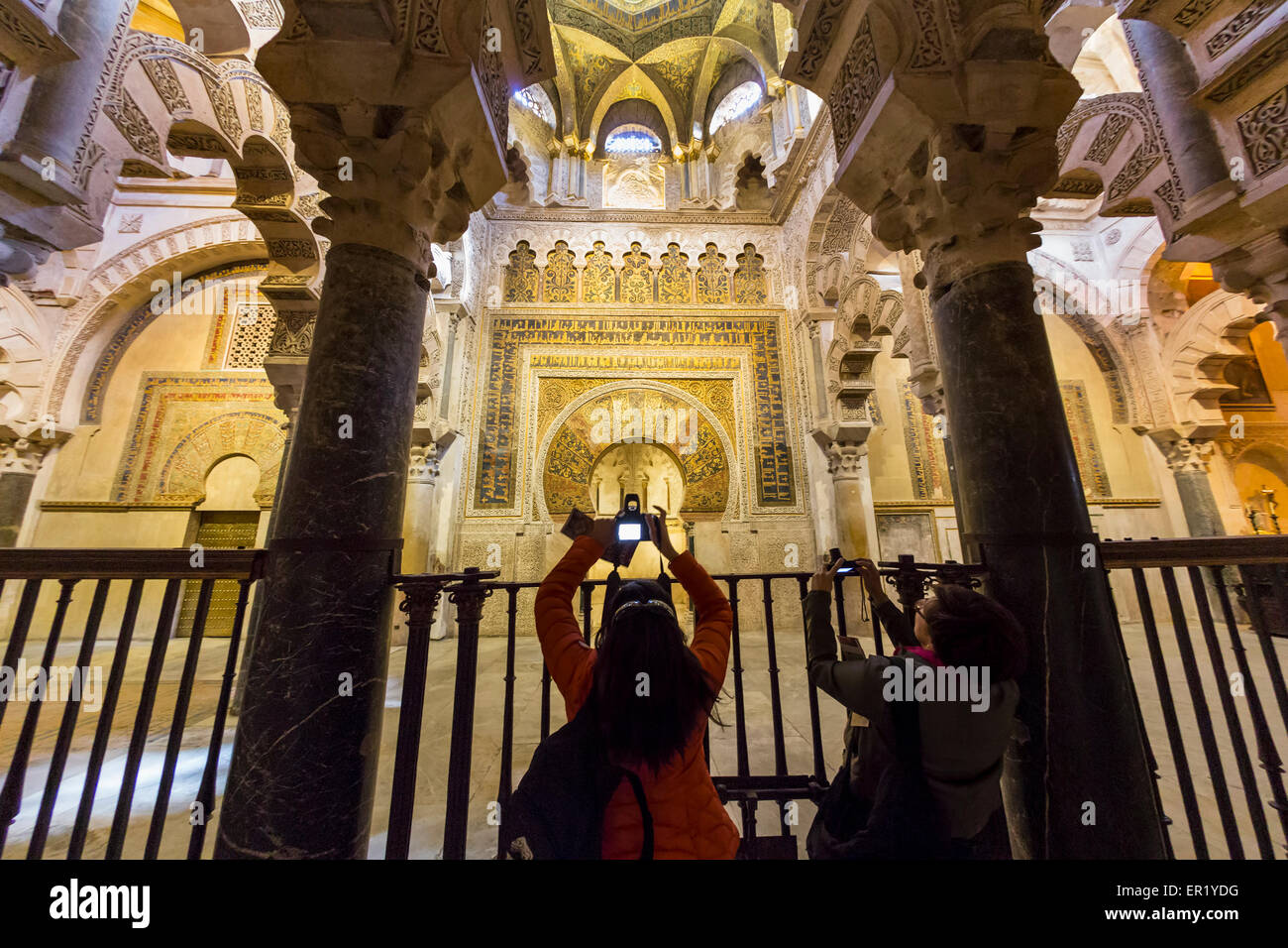 Cordoba, Cordoue, Andalousie, province du sud de l'Espagne. Deux visiteurs de prendre des photos du mihrab dans la Mezquita, ou grande mosquée. Banque D'Images
