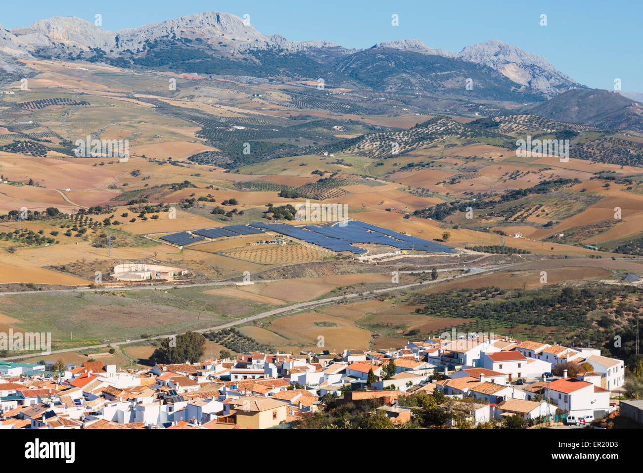 Capellades, la province de Malaga, Andalousie, Espagne du sud. Centre de collecte de l'énergie solaire dans les champs au-delà. Banque D'Images