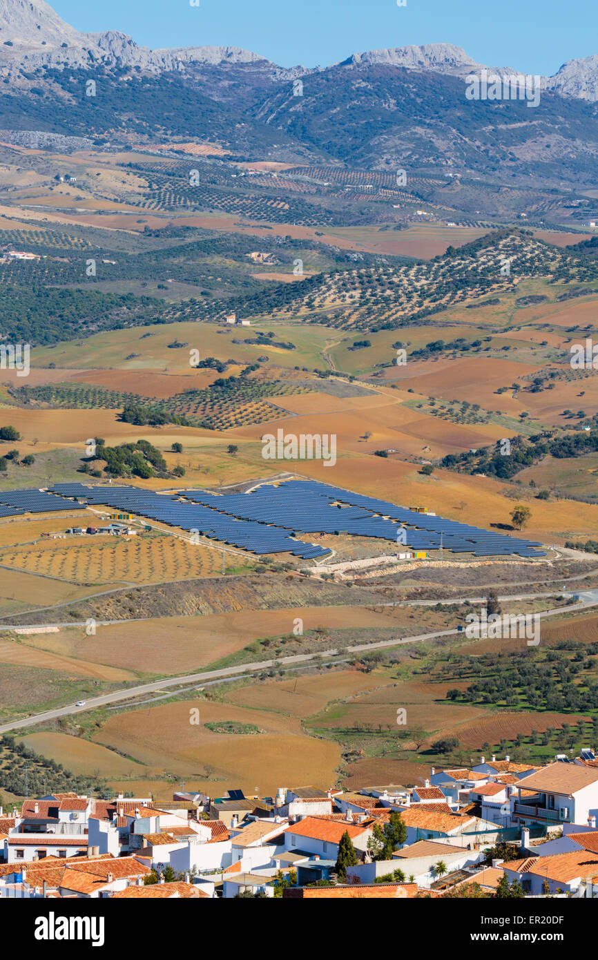Capellades, la province de Malaga, Andalousie, Espagne du sud. Centre de collecte de l'énergie solaire dans les champs au-delà. Banque D'Images