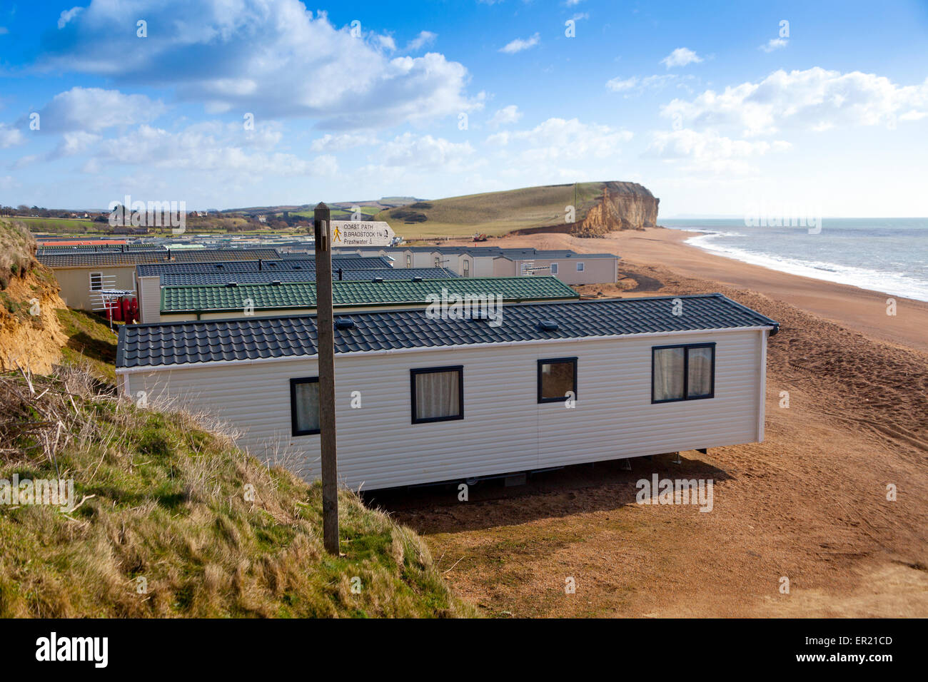 Un immense camping site empiète sur la plage près de Cliff Burton sur la côte jurassique, Dorset, England, UK Banque D'Images
