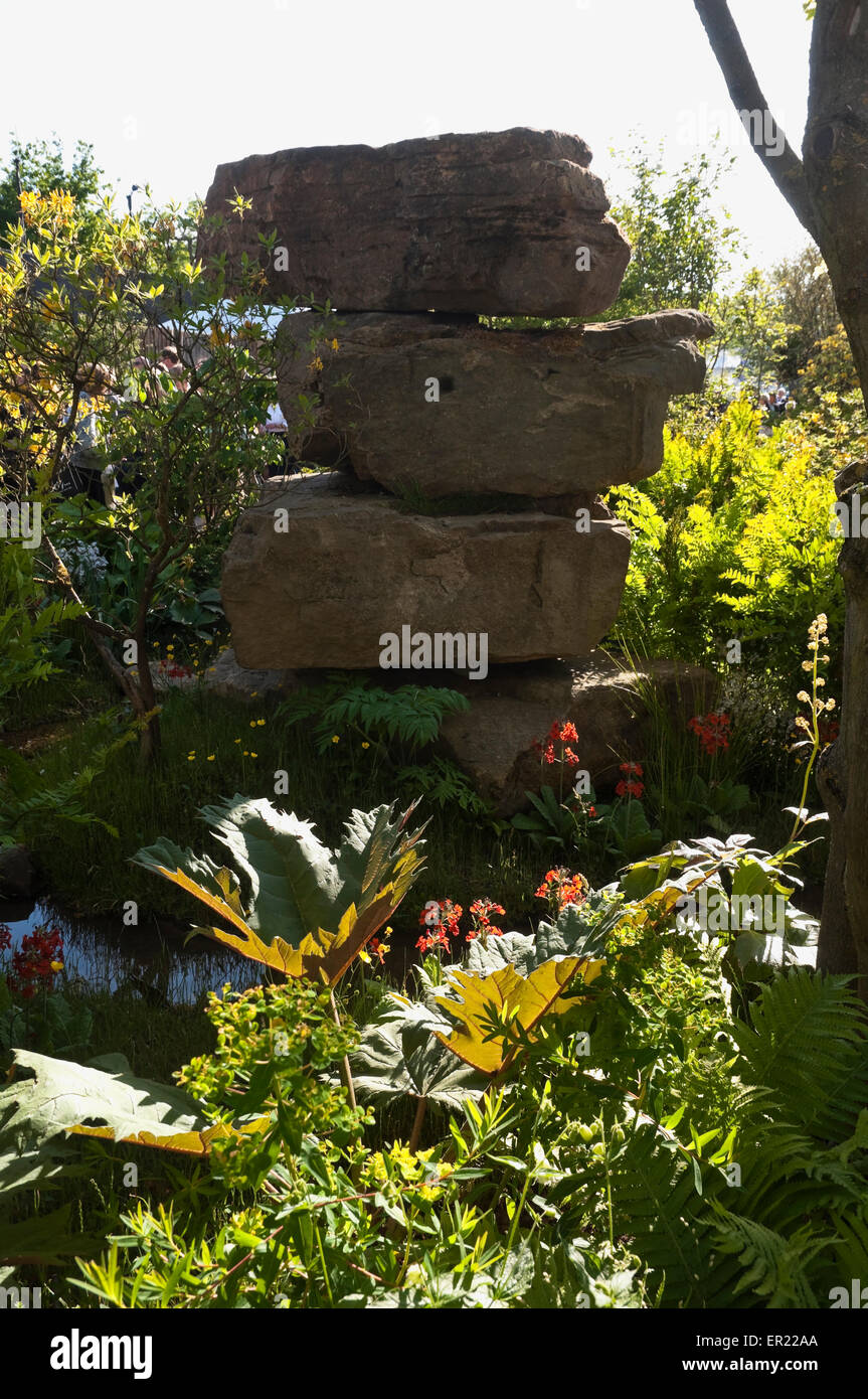 Chelsea Flower Show 2015 Dan Pearson's Rock Garden / Ruisseau à truite pour / Laurent-Perrier Chatsworth. Les roches empilées avec le feuillage. Banque D'Images