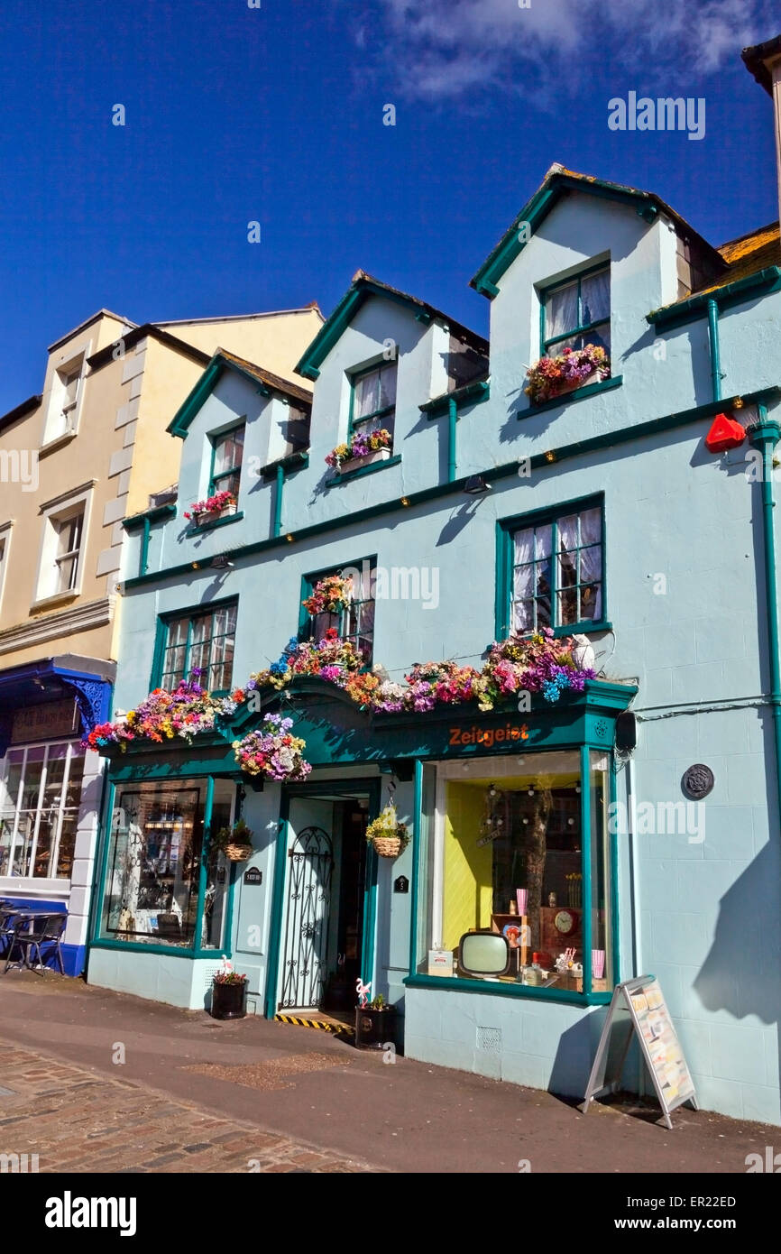 Une boutique décorée de fleurs artificielles dans Buckydoo Square dans le centre de Albox, Dorset, England, UK Banque D'Images