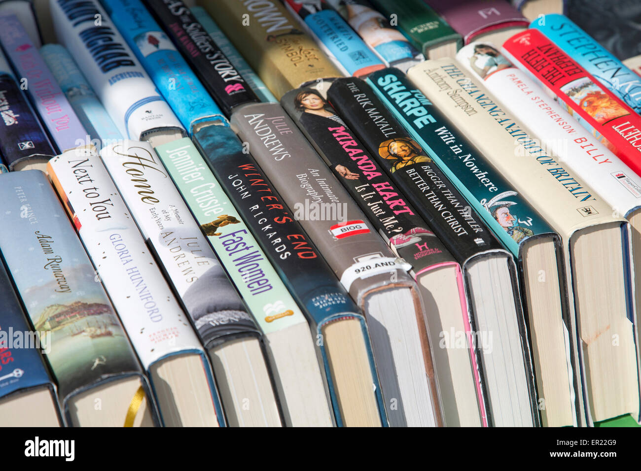 Close up de dur retour livres disposés sur la vente, UK Banque D'Images