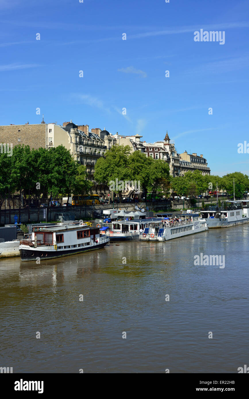 Bateaux amarrés le long de la Seine, quai Anatole France, Paris, France Banque D'Images