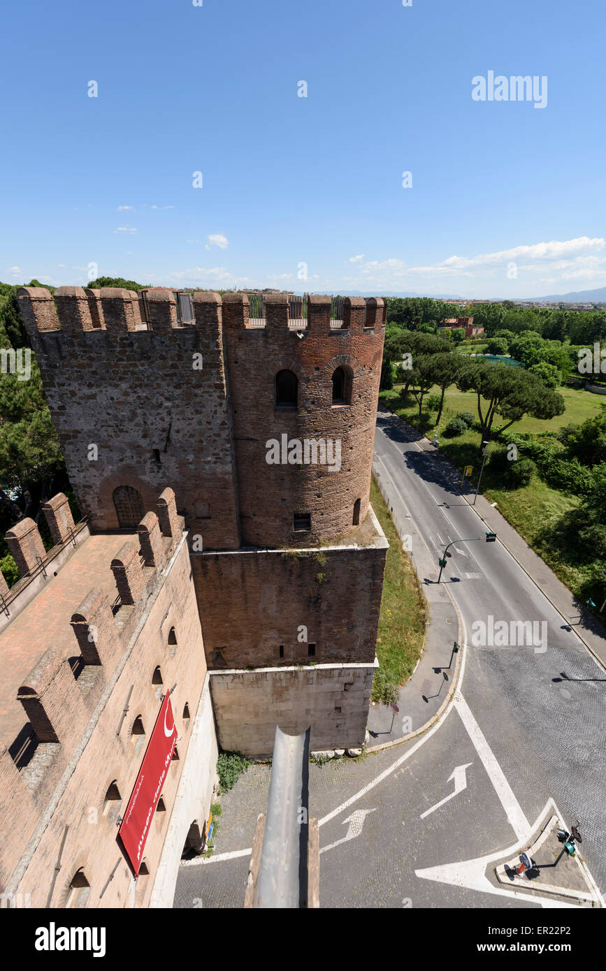 Rome. L'Italie. Porta San Sebastiano, 3e C AD, abrite le Museo delle Mura. Banque D'Images