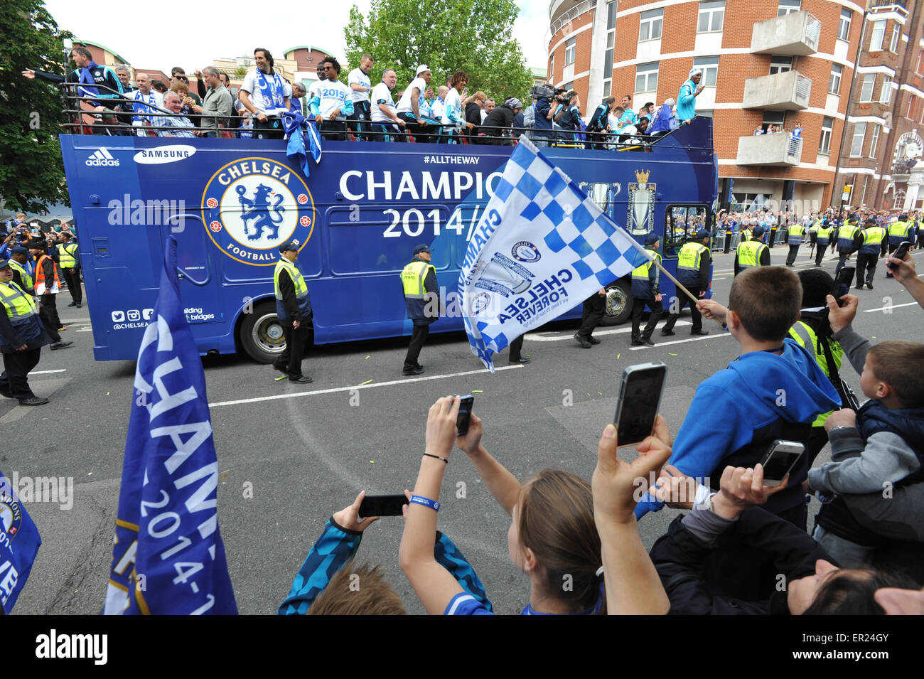 Chelsea, London, UK. 25 mai 2015. Le Club de Football de Chelsea Premier League revue de la victoire. Crédit : Matthieu Chattle/Alamy Live News Banque D'Images