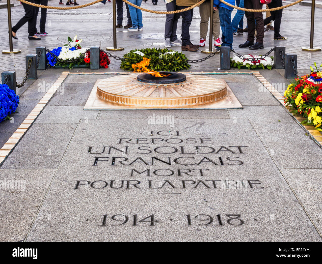 Tombe du Soldat inconnu, flamme éternelle et tributs floraux audessous