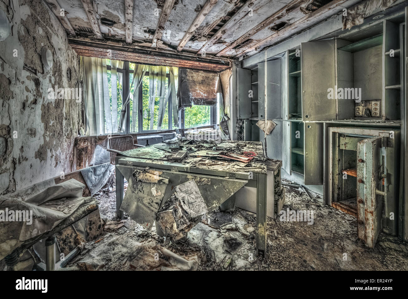 Bureau délabré dans une usine abandonnée Banque D'Images