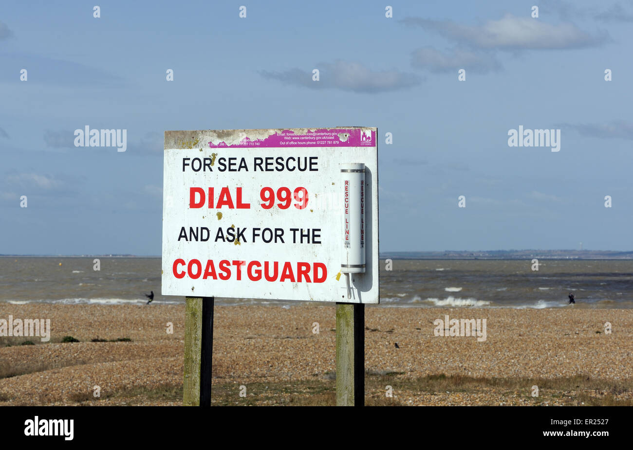 Un signe sur la plage à Whitstable disant composez le 999 pour les garde-côtes. Whitstable, Kent, UK. Banque D'Images