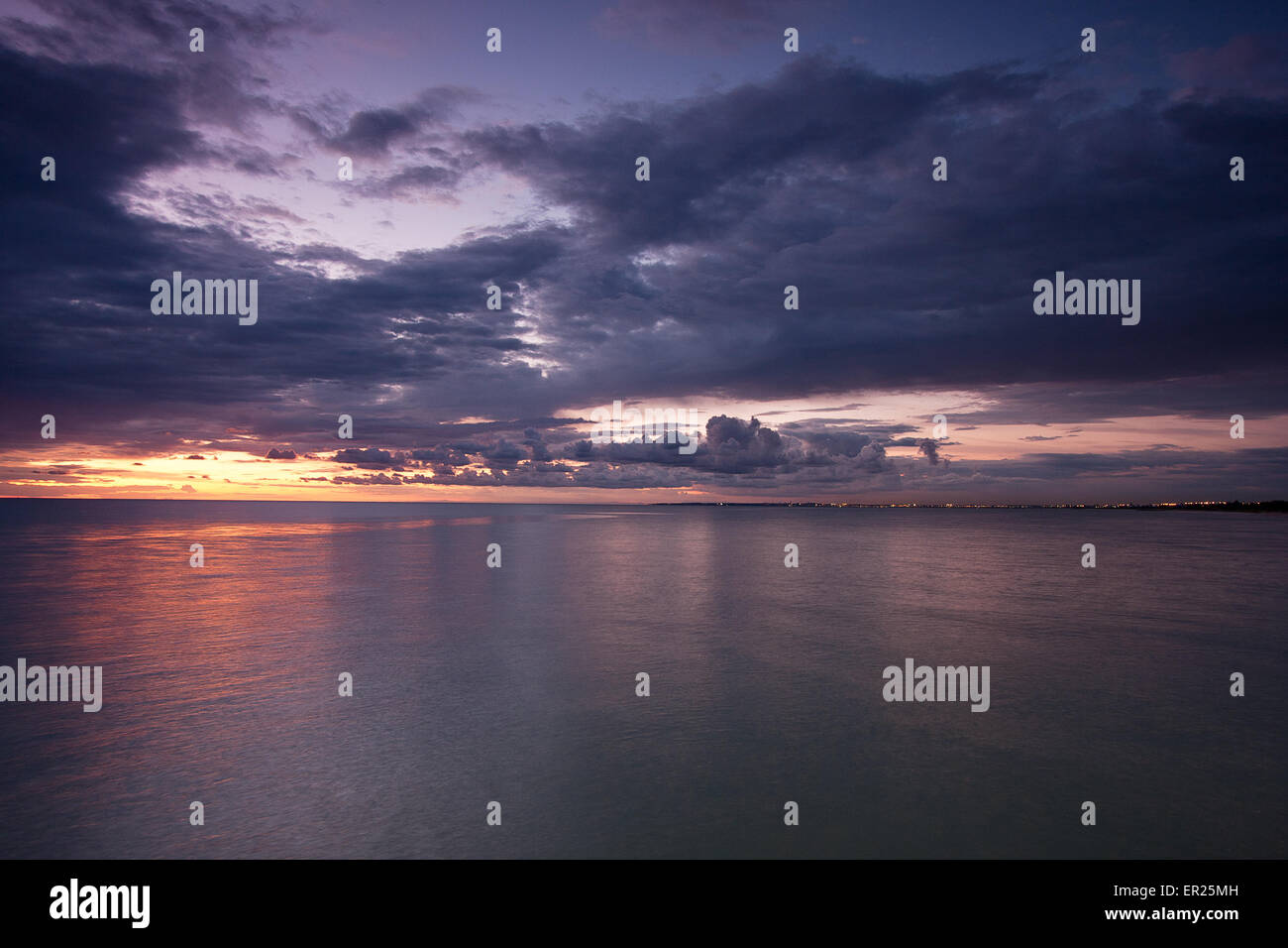 Surface de l'eau lisse avec des lumières de Melbourne. Banque D'Images