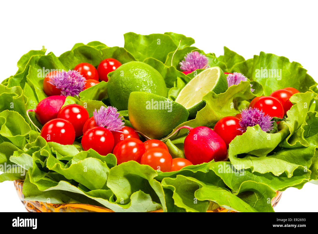 Laitue, radis, ciboulette, citron vert et tomates cerises Banque D'Images