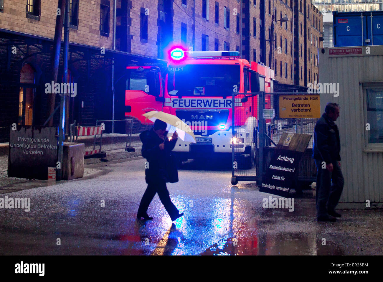 Europa, Deutschland, Nordrhein-Westfalen, Koeln, Feuerwehreinsatz im Koelner nach einem Gewitter Rheinauhafen. L'Europe, l'Allemagne, Banque D'Images