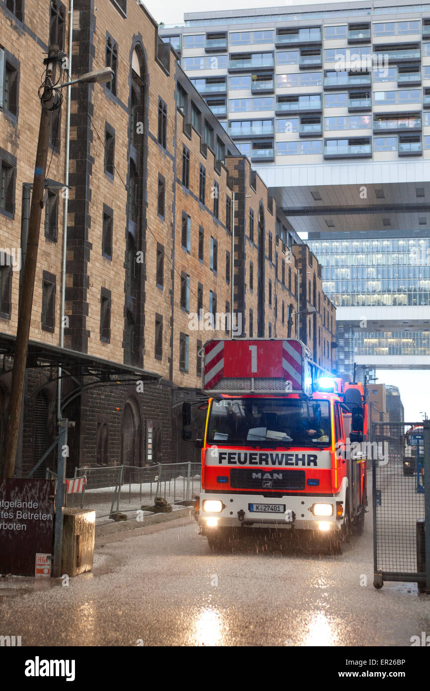 Europa, Deutschland, Nordrhein-Westfalen, Koeln, Feuerwehreinsatz im Koelner nach einem Gewitter Rheinauhafen. L'Europe, l'Allemagne, Banque D'Images