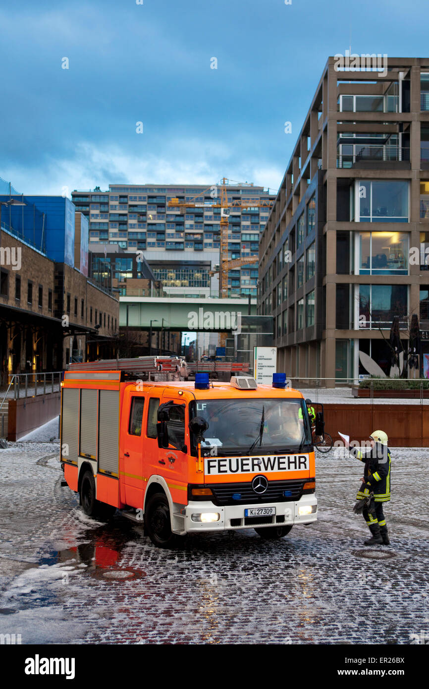 Europa, Deutschland, Nordrhein-Westfalen, Koeln, Feuerwehreinsatz im Koelner nach einem Gewitter Rheinauhafen. L'Europe, l'Allemagne, Banque D'Images