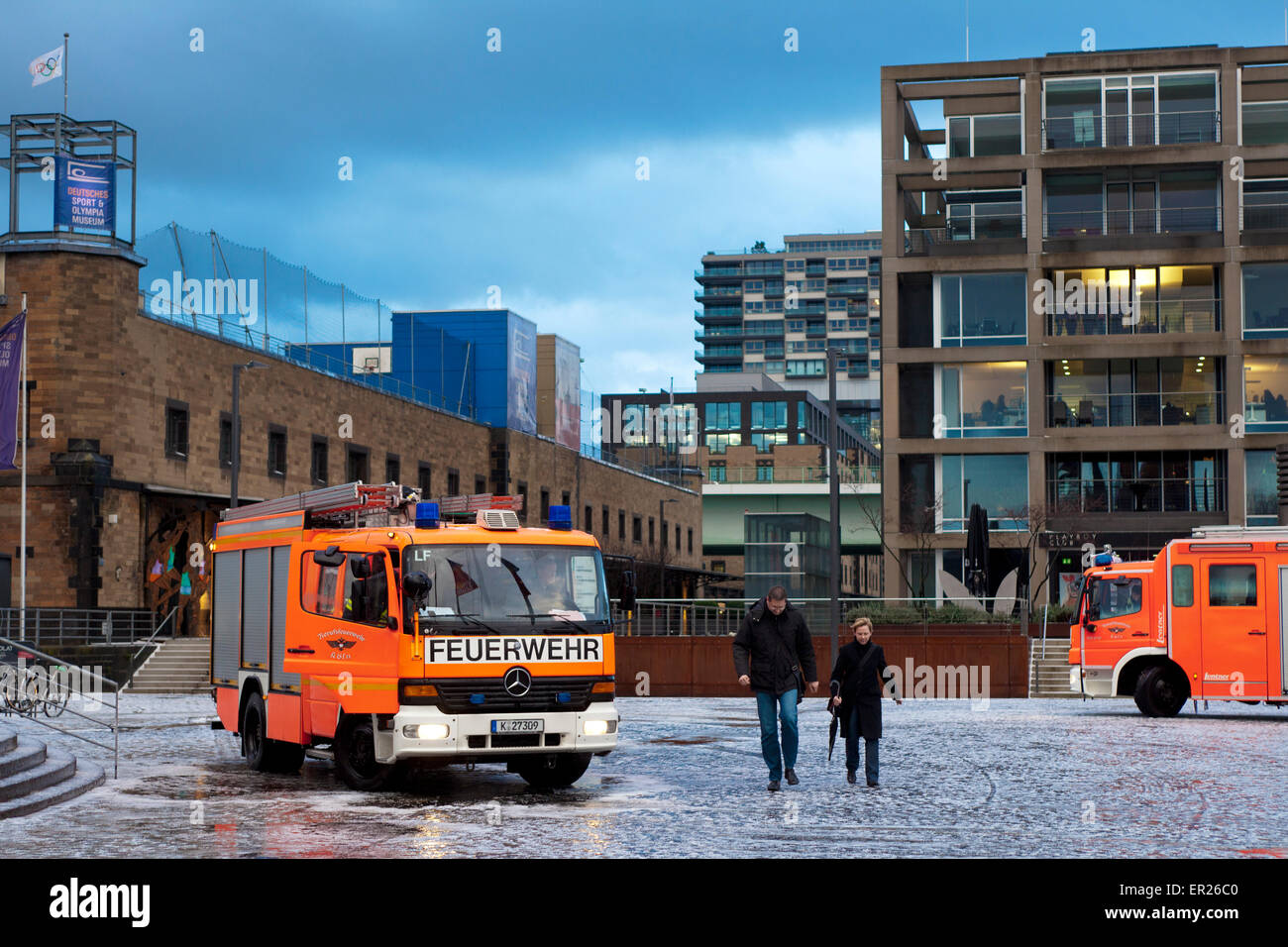 Europa, Deutschland, Nordrhein-Westfalen, Koeln, Feuerwehreinsatz im Koelner nach einem Gewitter Rheinauhafen. L'Europe, l'Allemagne, Banque D'Images