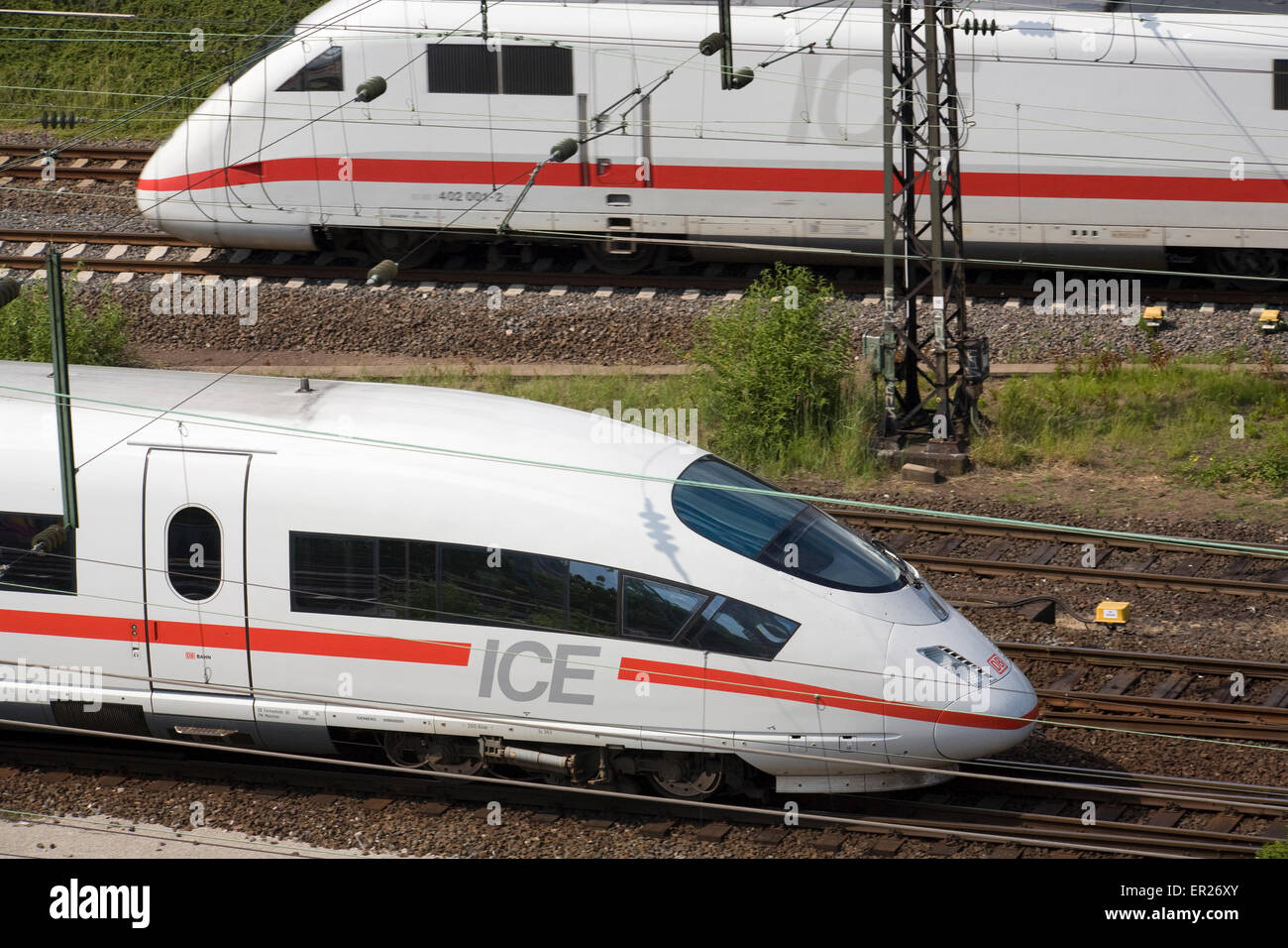 L'Europe, l'Allemagne, Cologne, les trains à grande vitesse ICE dans le quartier Deutz, ICE 1 et ICE 3. Europa, Deutschland, Koeln, Hochge Banque D'Images