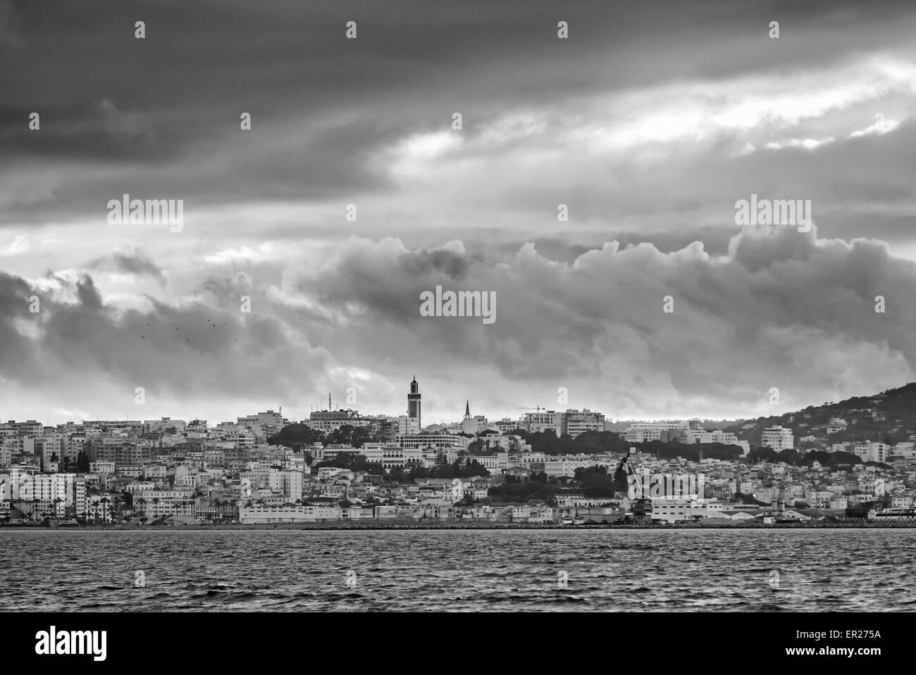 Ciel nuageux orageux sur la ville de Tanger, Maroc. Photo noir et blanc effet de filtre Banque D'Images