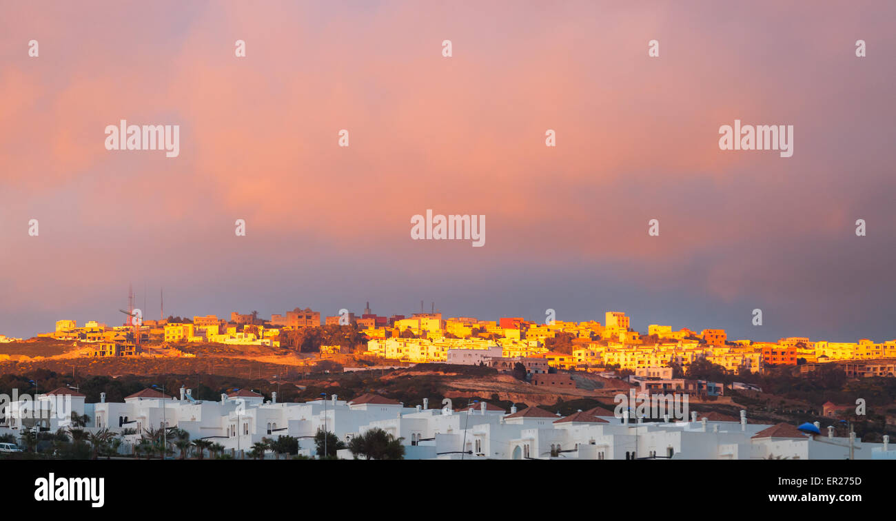 Paysage coucher de soleil lumineux à Tanger, Maroc Banque D'Images