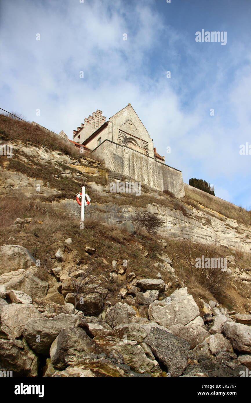 Église de Stevns Klint bord de falaise avec anneau et les nuages blancs Lifesaver Banque D'Images