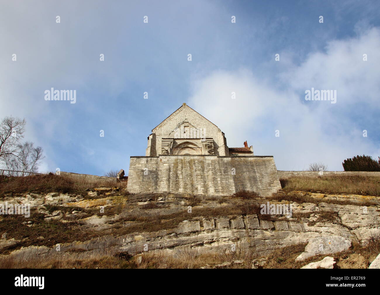 Église de Stevns Klint bord de la Falaise en regardant vers le haut du point de vue de la grenouille Banque D'Images