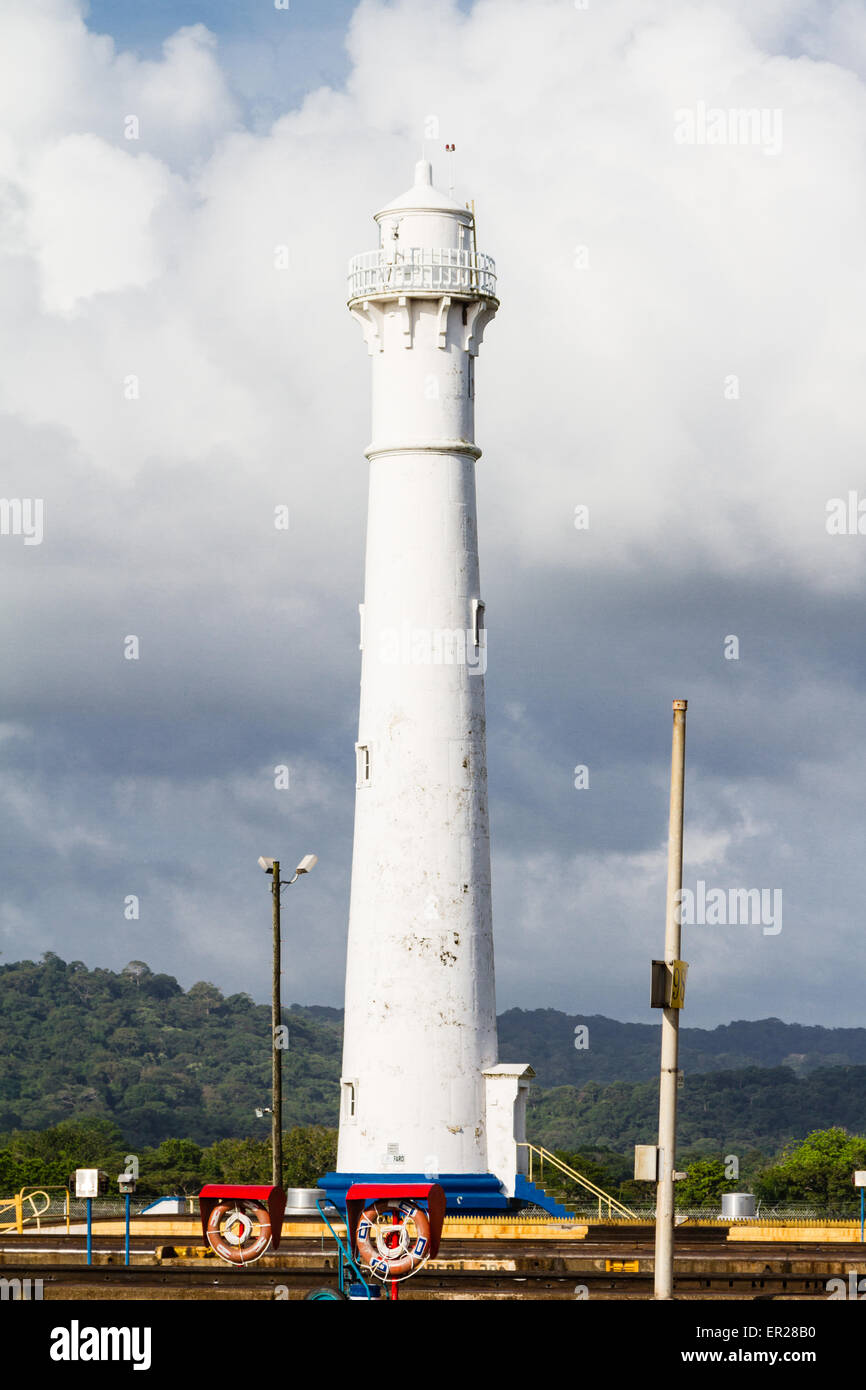 Le phare à l'ecluse de Gatún à l'entrée du canal de Panama Photo Stock