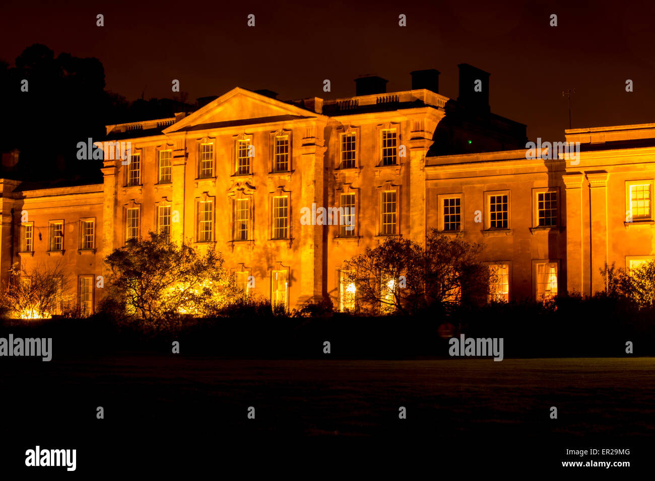 Scène de nuit de Himley Hall illuminé de Himley Hall Park, Dudley, West Midlands. Une fois maison ancestrale du Comte de Dudley. Banque D'Images