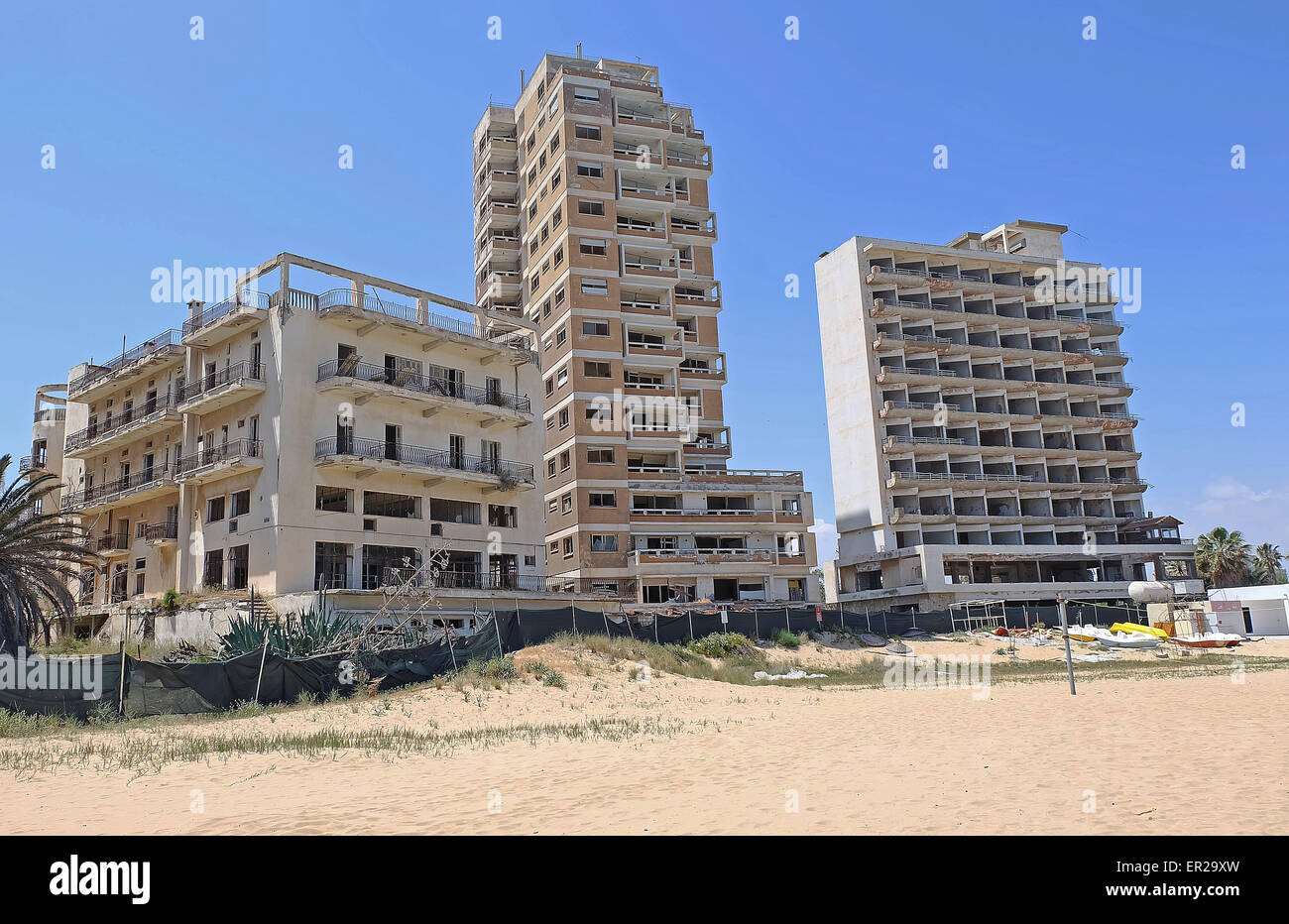 Bombardé et abandonné hôtels et appartements sur la plage à Varosha Famagouste Chypre mise en ruine depuis l'invasion turque de 1974. Banque D'Images