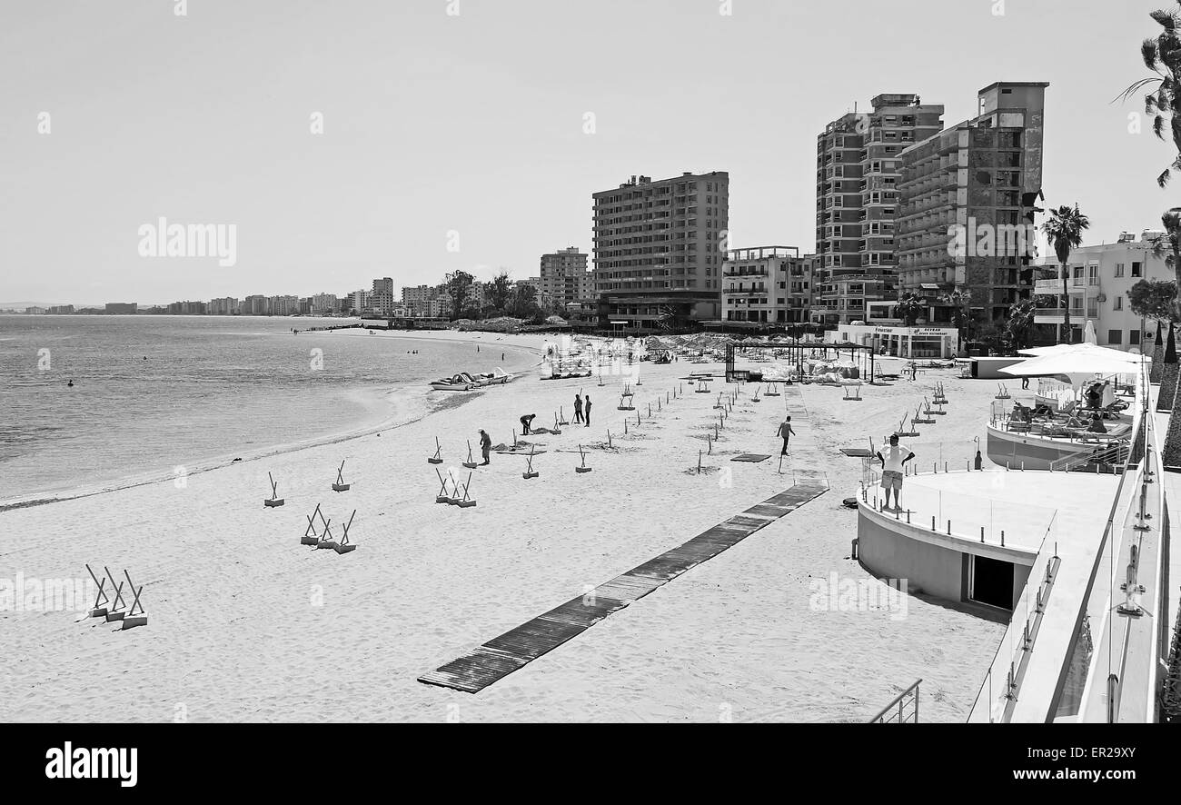 Hôtels et appartements abandonnés bordent la plage à Varosha Famagouste depuis l'invasion de l'armée turque 1974 Banque D'Images