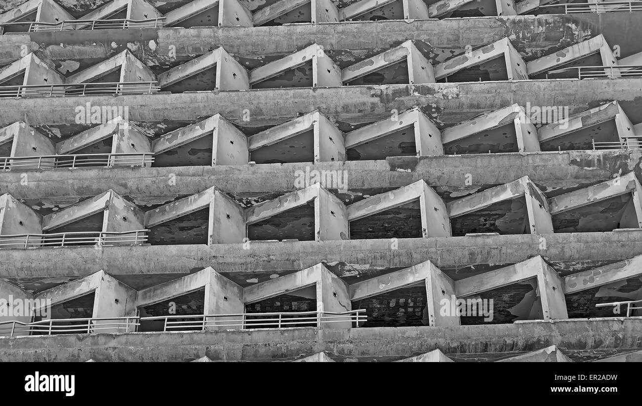 Bloc d'appartements abandonnés sur la plage à Varosha Famagouste gardée par les troupes turques. Banque D'Images