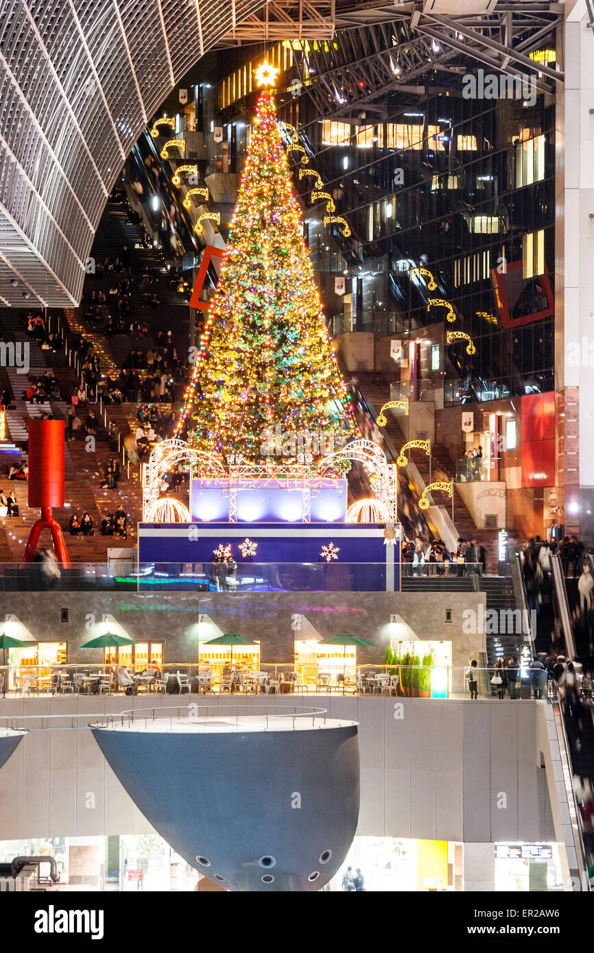 Intérieur de la station de Kyoto conçu par Hara Hiroshi la nuit de Noël avec un immense arbre de Noël illuminé érigé à l'entrée supérieure de l'extrémité ouest Banque D'Images