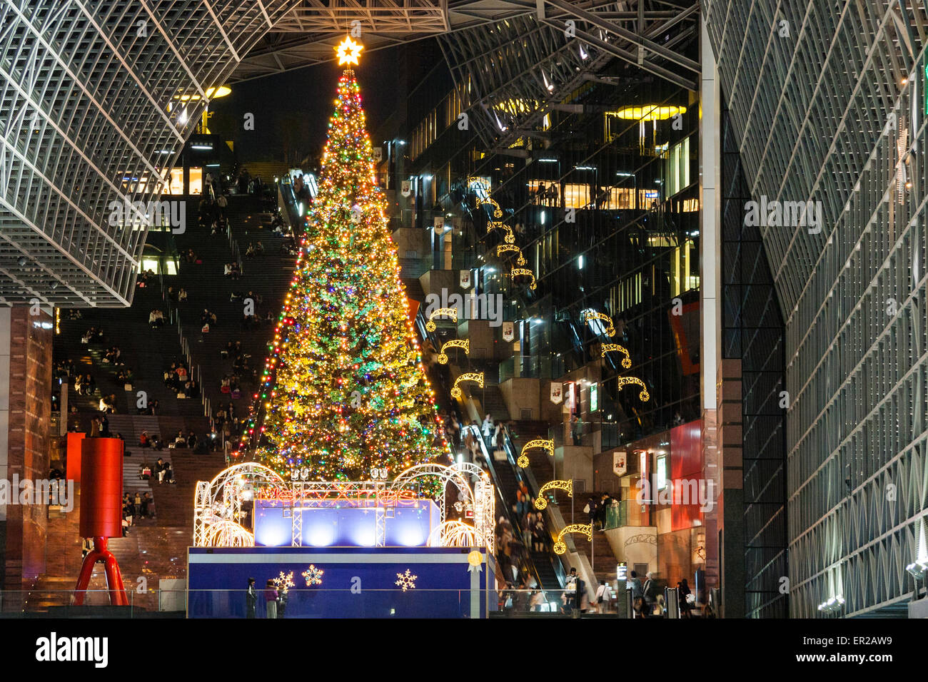 Intérieur de la station de Kyoto conçu par Hara Hiroshi la nuit de Noël avec un immense arbre de Noël illuminé érigé à l'entrée supérieure de l'extrémité ouest Banque D'Images