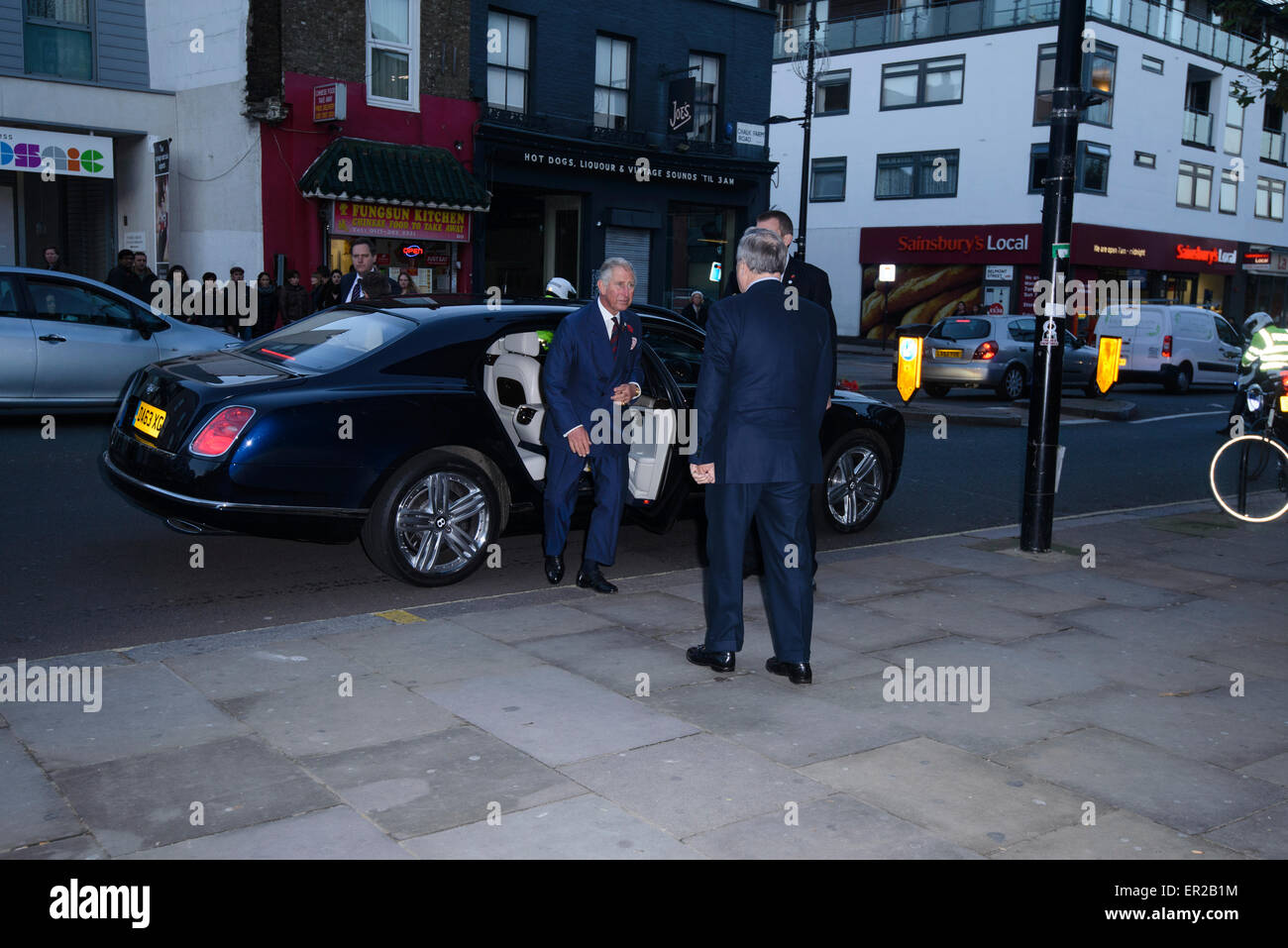 London, UK, 09/11/2014 : le Prince de Galles assiste à la performance de "Dernier Train pour demain" . L'a l'arrivée, le Prince a rencontré les membres de Kinder avant de prendre un siège à assister à la représentation. L'Association de réfugiés juifs organisés pour "le dernier train d'demain pour être effectué à un concert spécial à la rotonde. La date de l'événement marque l'anniversaire de la Kristallnacht. L'œuvre a été composée par Carl Davis en l'honneur du Kindertransport l'opération de sauvetage qui s'est déroulé de décembre 1938 jusqu'au début de la Seconde Guerre mondiale en septembre 1939. La séquence de dix chansons sont Banque D'Images