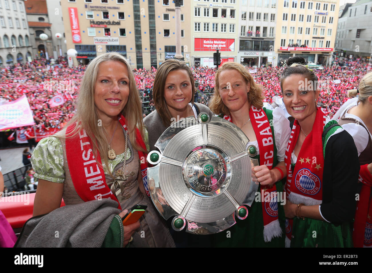 Munich, Allemagne. 24 mai, 2015. (L-R) Ute von Stuckrad de Bayern Munich célèbre avec ses coéquipiers Nora Holstad, Melanie Behringer et Raffaela Manieri comme l'équipe célébrer remportant le titre du championnat allemand sur le balcon de l'hôtel de ville sur la Marienplatz, le 24 mai 2015 à Munich, Allemagne. Credit : kolvenbach/Alamy Live News Banque D'Images