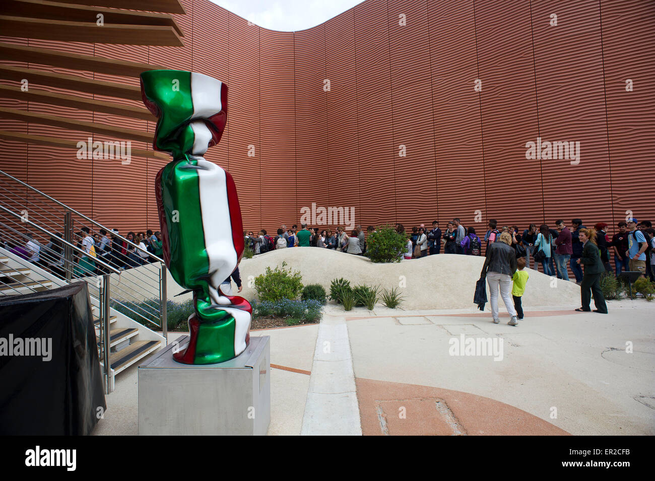 Italie, Milan, Laurence Jenkell Expo sculpture italienne, polyester, extérieur 2013 Banque D'Images