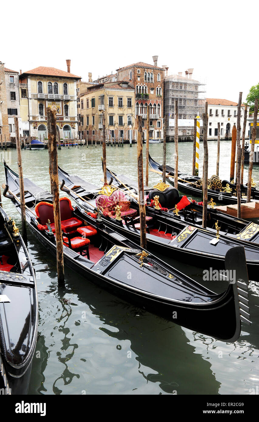 Rangée de gondoles amarré à un téléphérique sur la Grande, Venise, Italie Banque D'Images