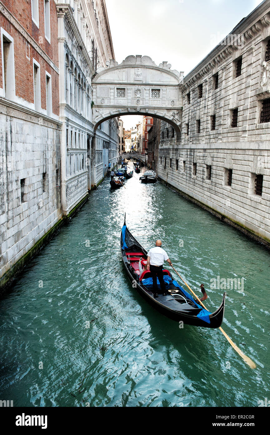 Gondola approche du Pont des Soupirs ou Sospiri Pont de Venise, Italie, utilisé pour transférer des prisonniers Banque D'Images
