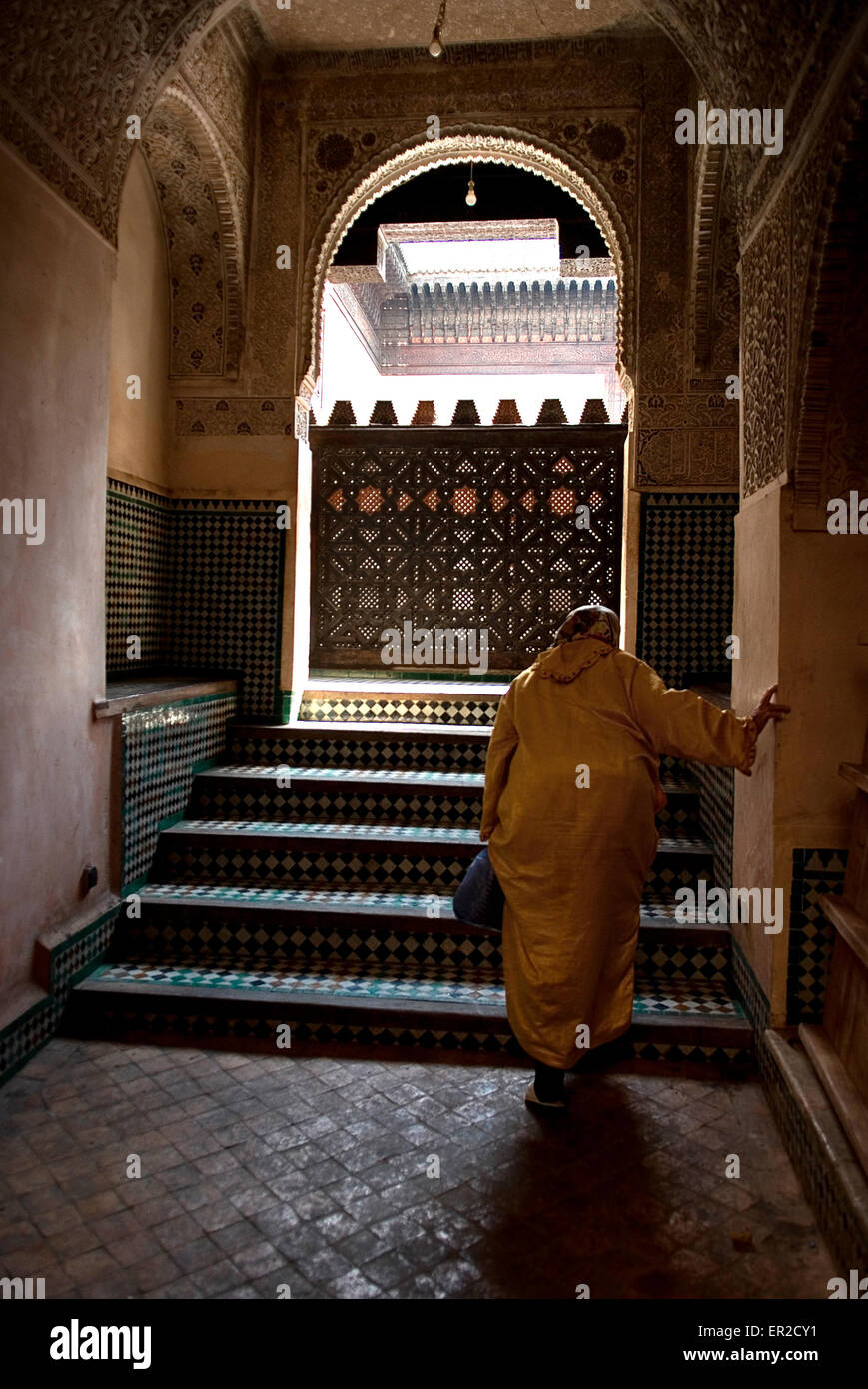 Femme âgée entrant dans la mosquée de Fes, Maroc Banque D'Images