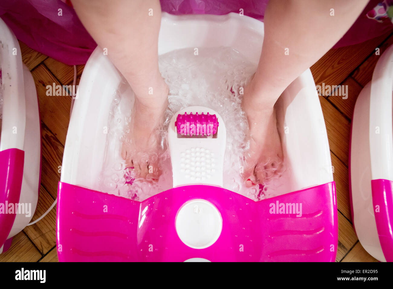 Jeune enfant ayant une séance de spa pied avec bulles Banque D'Images