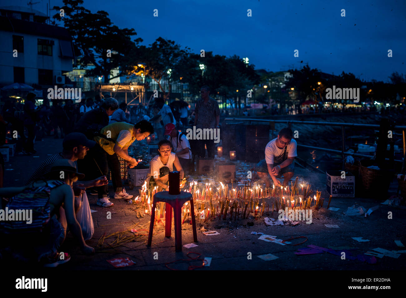 Cheung Chau Island. 25 mai, 2015. La lumière des adorateurs d'encens lors de la BUN Festival à Cheung Chau Island le 25 mai 2015 à Hong Kong. L'un des plus colorés de Hong Kong fête culturelle événements, Cheung Chau Bun Festival, auront lieu le 25 mai 2015 jusqu'au 26 mai 2015 minuit. Chaque année, des milliers de personnes descendent sur la petite île à la CEP Sik Parade, la chance et l'embrouillage Bun Bun la concurrence, l'ancienne coutume pendant le festival. La tradition s'est transmise depuis des générations. Credit : Xaume Olleros/Alamy Live News Banque D'Images