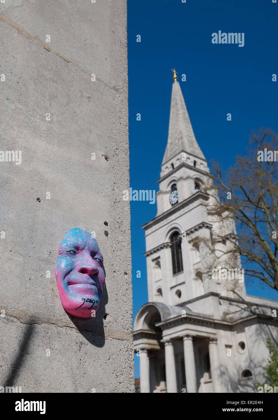Face sculpture de l'artiste de rue française Gregos avec Christ Church Spitalfields en arrière-plan. Spitalfields, Londres, Royaume-Uni. Banque D'Images